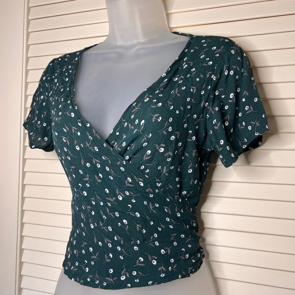 Brandy Melville Green Floral Tie Wrap Crop Top | Size: One Size